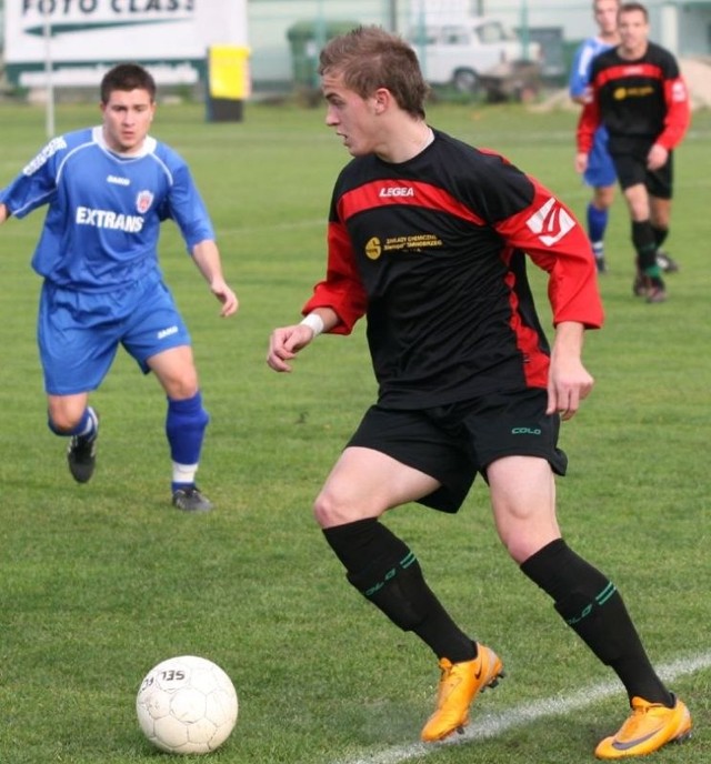 Roman Bobak (z piłką) ma szansę zagrać w drużynie łódzkiego Widzewa.
