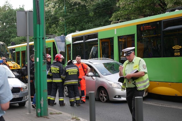 Wypadek na Grunwaldzkiej. Auto wjechało w tramwaj. Poszkodowana jedna osoba