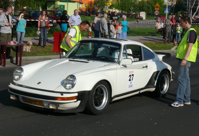Porsche 911 Turbo z 1976 r. Mateusza Stryczak z Częstochowy zwyciężyło w wyścigu pojazdów wyprodukowanych po 1965 roku.