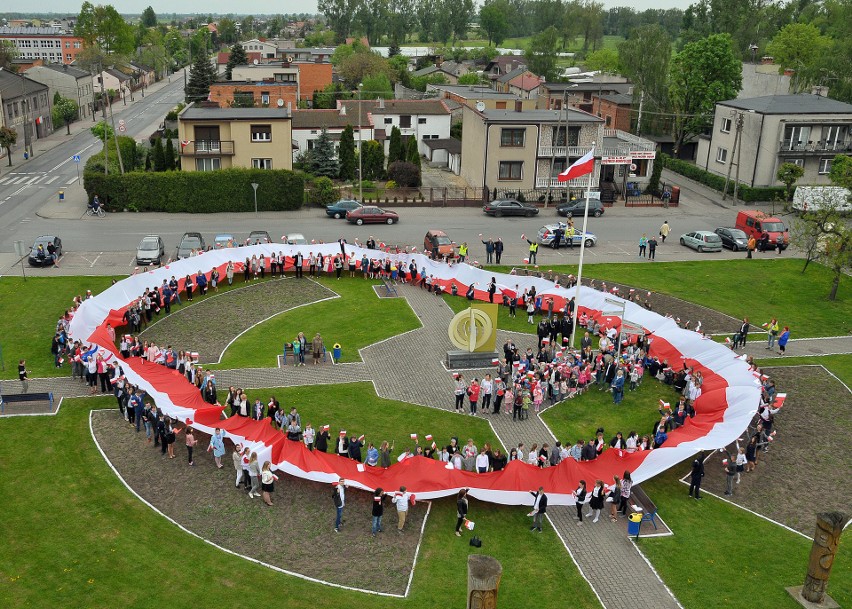 Święto Flagi w Piątku. Dzieci poniosły 100-metrową flagę i otoczyli nią Geometryczny Środek Polski