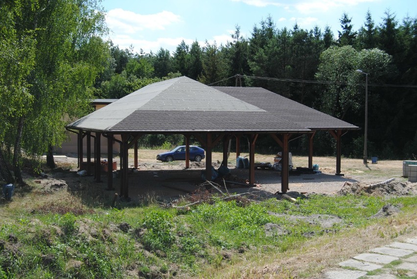 Trwają prace nad zalewem Klekot pod Włoszczową. Są już altany pod dachem, wkrótce będzie grill (ZDJĘCIA)