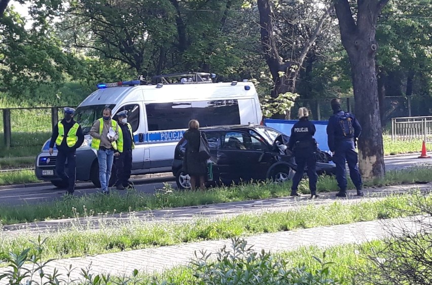 Wypadek na Sępolnie. Auto uderzyło w drzewo, kierowca nie żyje 