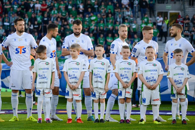 To nie był dobry mecz Kolejorza. W drużynie Johna van den Broma było zbyt mało jasnych punktów. Słabe przez wiele minut spotkanie ożywili rezerwowi. Zobacz, jak oceniliśmy piłkarzy Lecha Poznań po meczu z Radomiakiem --->