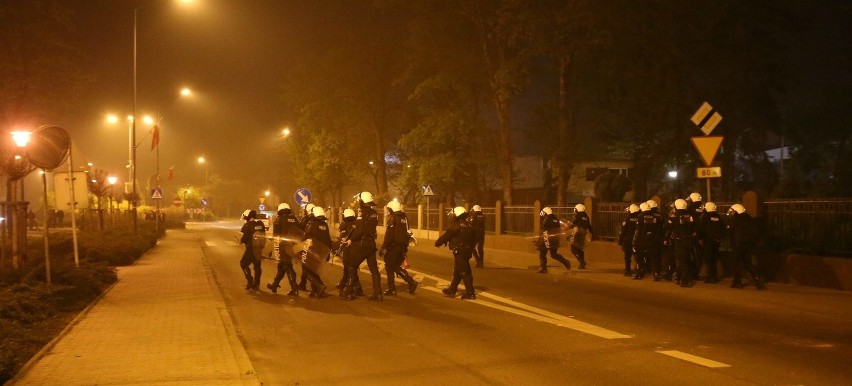 Po godz. 22.00 doszło do kolejnych starć z policją, tym...