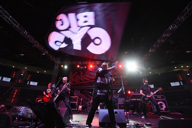 Koncerty Big Cyca to mieszanka rocka, humoru i zjadliwej ironii.