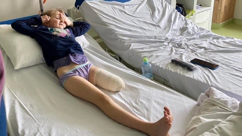 5-letnia Maryna z Chersonia straciła nogę w wyniku...