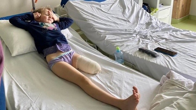 5-letnia Maryna z Chersonia straciła nogę w wyniku rosyjskich działań wojennych.