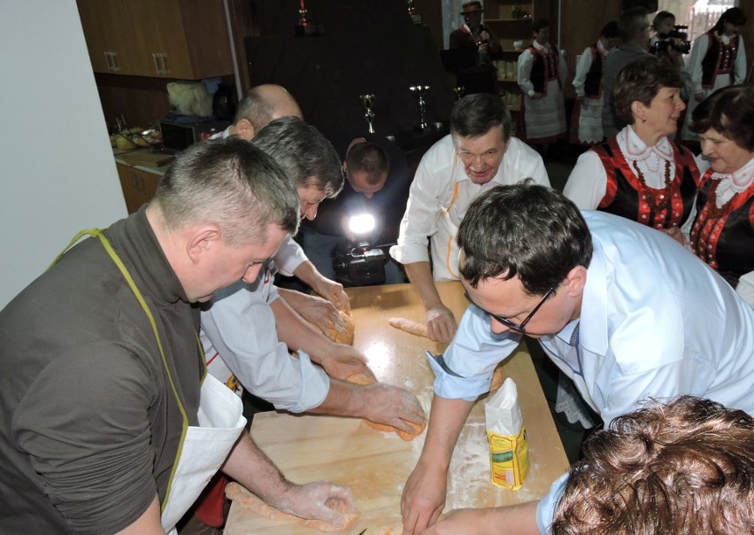 Święto Fafernucha w Golance, 2018. Posłowie, starosta i wójtowie gnietli ciasto. Zdjęcia