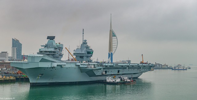 HMS Prince of Wales uległ awarii po wypłynięciu z portu w Portsmouth. Zdjęcie ilustracyjne