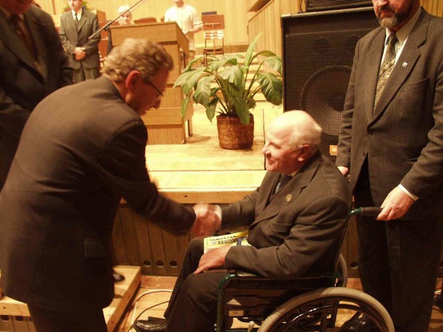 Leonard Cebula uległ na początku kadencji poważnemu wypadkowi, mimo to zjawiał się na każdej sesji przywożony na wózku. Wczoraj otrzymał odznakę "Za Zasługi dla Województwa Opolskiego".
