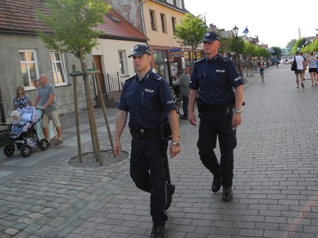 W sezonie porządku pilnuje w Łebie więcej policjantów, m.in. z oddziałów prewencji w Gdańsku. 