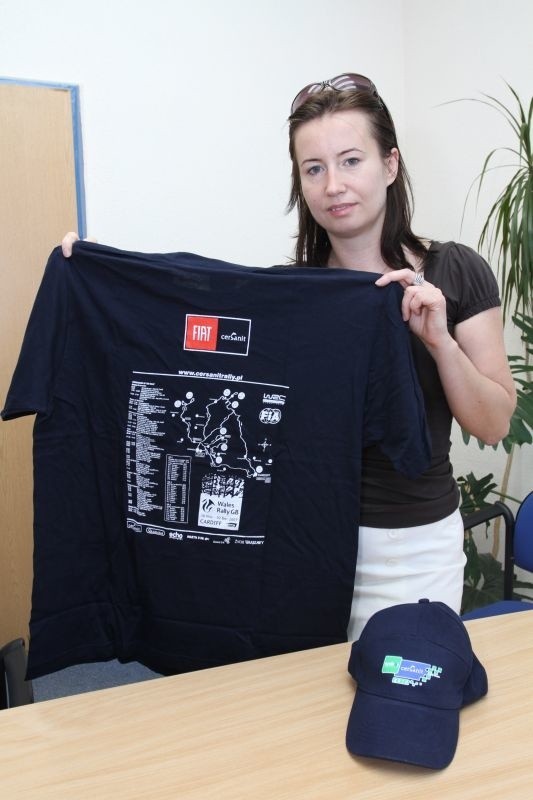 Katarzyna Banaczkowska z Galerii Echo przekazała koszulki i...