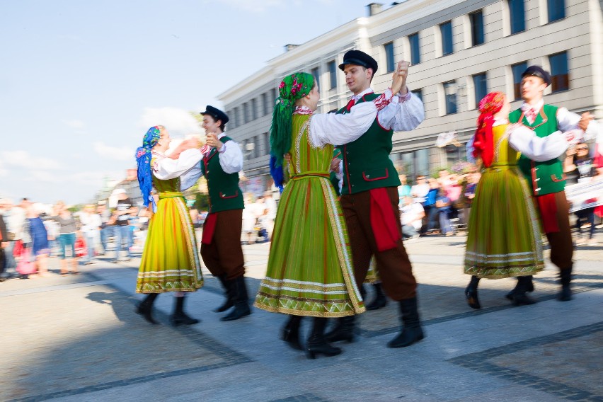 Podlaska Oktawa Kultur 2017. Kolorowa parada na Rynku...