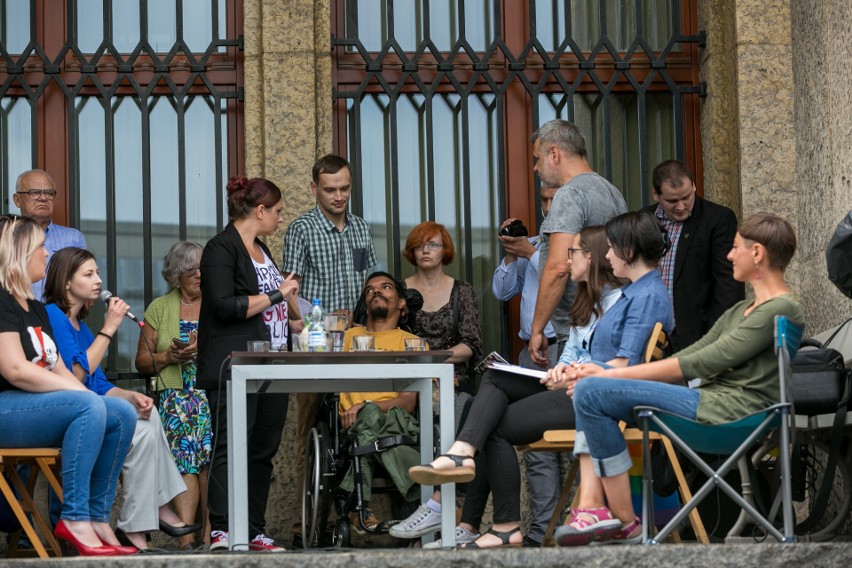 Kraków. Odbyła się publiczna dyskusja na temat wpływu działań Kościoła katolickiego na życie kobiet [ZDJĘCIA]