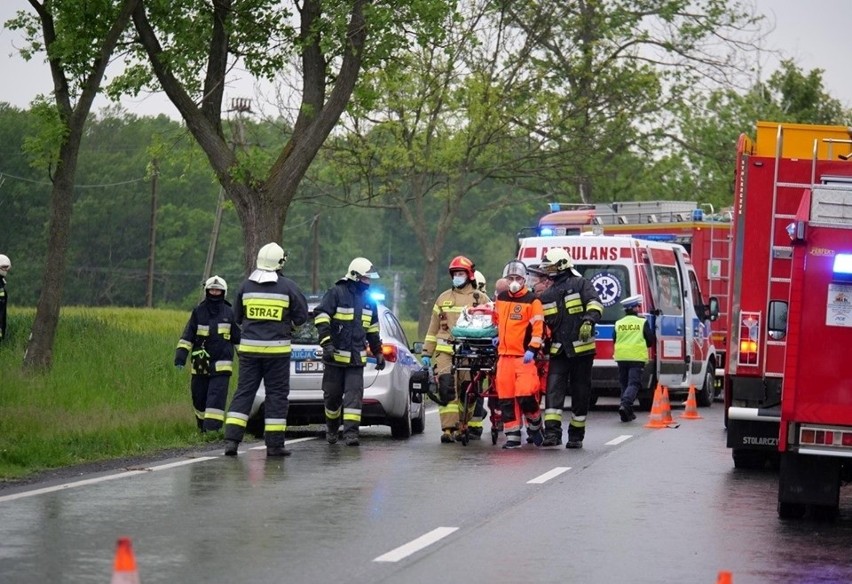 Groźny wypadek w Pokrzywnicy na drodze krajowej nr 40 do Kędzierzyna-Koźla. Jedna osoba w ciężkim stanie