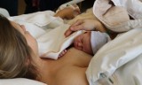 Cieszyn: „Tulimy Mamy” i niezwykłe historie z porodów na Rynku. Ważna debata o problemach okołoporodowych 