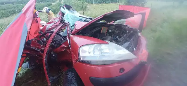 Do niesłychanej tragedii doszło na pograniczu dróg województwa podlaskiego i mazowieckiego. W wyniku zderzenia ciężarówki z pojazdem osobowym zginęło dwóch nastolatków.