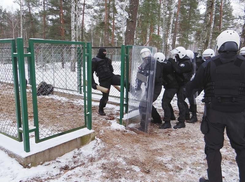 Agresywni skazani zbuntowali się i przejęli władzę w...