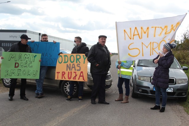 Mieszkańcy Młynów zablokowali drogę dojazdową do wysypiska śmieci w tej miejscowości.