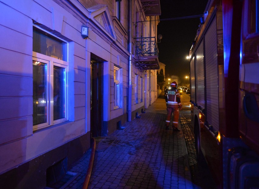 Pożar sadzy w kominie kamienicy na ul. Sienkiewicza w Przemyślu. W akcji trzy zastępy strażaków [ZDJĘCIA]