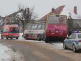 Autobus miejski zjechał do rowu w Leszczynach. Trzy kobiety pojechały do szpitala (zdjęcia) 