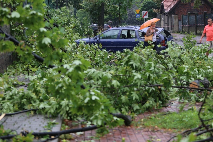 Nad Chorzowem przeszła trąba powietrzna, szkody są też w...