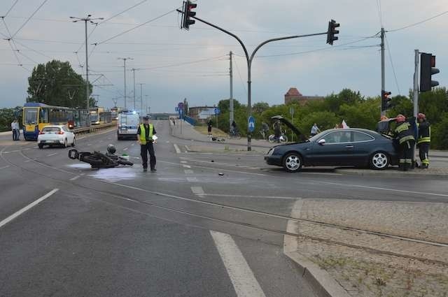Wypadek przy placu Skarbka w Toruniu. Auto zderzyło się z...