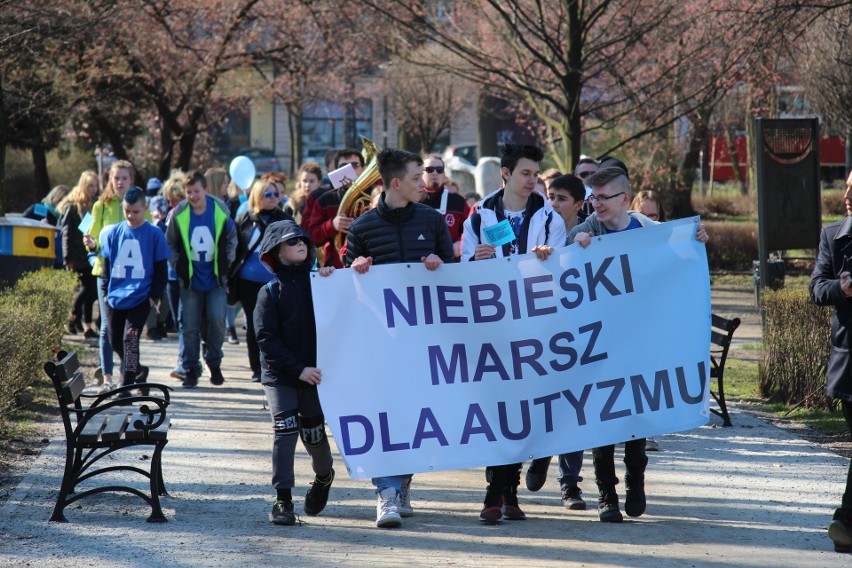 W Niebieskim Marszu w Bytomiu udział wzięło kilkuset uczniów...
