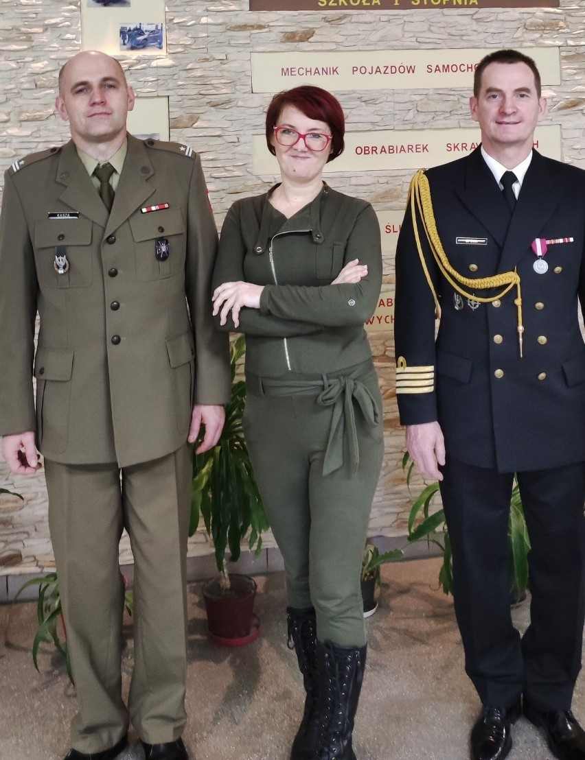 Absolwenci „Staszica” spotkali się po latach, od lewej: mjr...