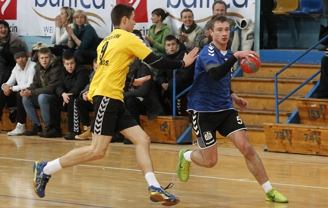 Seweryn Gryszka (z piłką), najskuteczniejszy zawodnik Energetyka, na zdjęciu jeszcze w barwach Kusego Szczecin.
