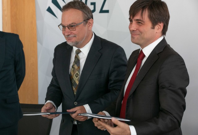 Na zdjęciu (od lewej) Jakub Skiba - prezes PGZ i Stefano Villanti z Leonardo Helicopters