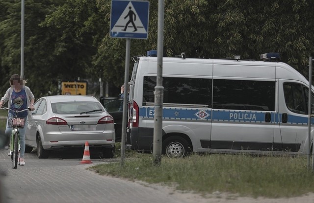 Do wypadku doszło w poniedziałek, 27 maja, na ul. Zacisze. Kierująca wyjeżdżała fordem z parkingu i wtedy potrąciła jadącego chodnikiem rowerzystę. Kierująca fordem wyjeżdżała z parkingu marketu na ul. Zacisze. Chodnikiem jechał rowerzysta. Kobieta na wyjeździe potrąciła rowerzystę. Na miejsce wypadku została wezwana karetka pogotowia ratunkowego oraz policja. Ranny rowerzysta został zabrany do karetki i przewieziony do szpitala. – Rowerzysta ma poderznie złamania nosa – mówi podinsp. Małgorzata Stanisławska, rzeczniczka zielonogórskiej policji.Zobacz też wideo: 24-letni Mateusz K. zgwałcił, zakneblował i skrępował 9-letnią dziewczynkę. Mężczyzna był już podejrzewany za pedofilię