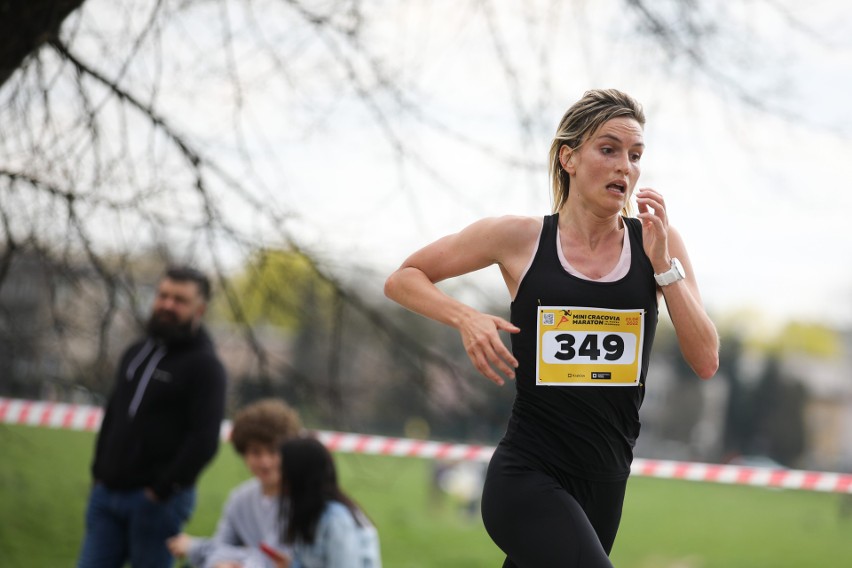 15. Mini Cracovia Maraton im. Piotra Gładkiego. Uczcili pamięć jedynego polskiego triumfatora krakowskiego maratonu [ZDJĘCIA]