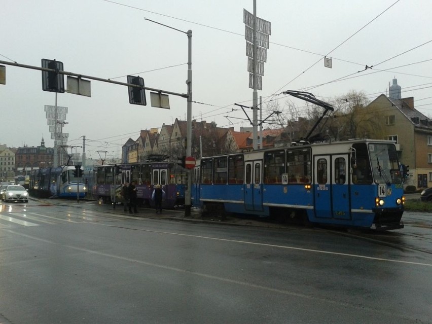 Wrocław: Chwilowa awaria tramwaju nr 14 przy ul. Kazimierza Wielkiego [FOTO]