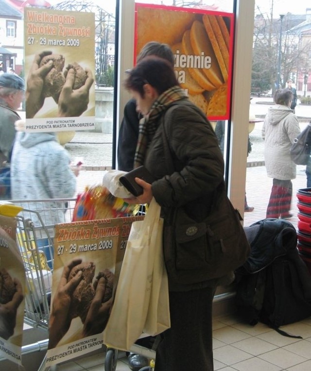 W piątek mieszkańcy Tarnobrzega bardzo chętnie zapełniali kosze w markecie na Placu Głowackiego.