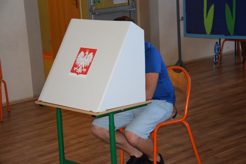 Wybory prezydenckie 2020 Kędzierzyn-Koźle. Mieszkańcy głosują. Przed niektórymi lokalami wyborczymi ustawiły się kolejki