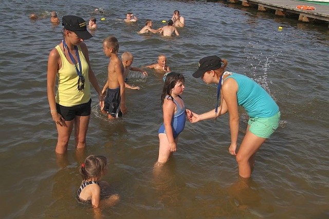 Justyna Jakowiec (w żółtej koszulce) i Katarzyna Kulikowska (w niebieskiej) wczoraj po południu przywiozły swoich podopiecznych na plażę w Dojlidach