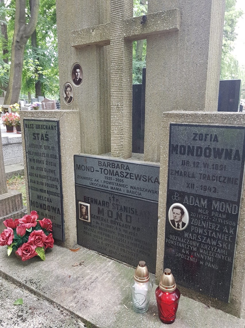 Kraków. Pamiętali o grobach powstańców warszawskich na cmentarzu Rakowickim [ZDJĘCIA]