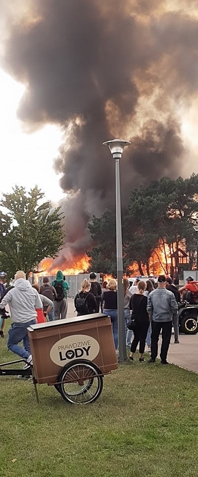 Pożar w Brzeźnie! Spłonęło byłe kowbojskie ranczo. Na miejscu pracowało siedem zastępów straży pożarnej