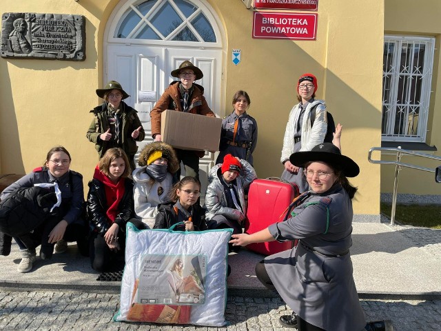 Harcerze pomagają podczas zbiórki na rzecz pomocy dla Ukrainy w kozienickiej bibliotece.