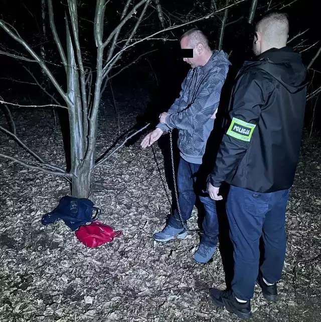 Policjanci zatrzymali zuchwałego złodzieja, który na wielką skalę okradał kobiety na cmentarzach w Łodzi i Zgierzu. Zdjęcie z wizji lokalnej