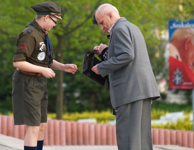 W dniu kanonizacji po koncercie w kościele pw. Najświętszego Serca Pana Jezusa w Kluczborku druhowie ze Związku Harcerstwa Rzeczypospolitej wręczyli wszystkim biorącym udział w uroczystościach białe papieskie kokardki, a podczas składania kwiatów i zapalania zniczy pod pomnikiem Jana Pawła II zaciągnęli honorową wartę z pochodniami. Zapalili także znicze na skwerze papieskim, który stworzyli i opiekują się nim od pierwszej rocznicy śmierci Jana  Pawła II.