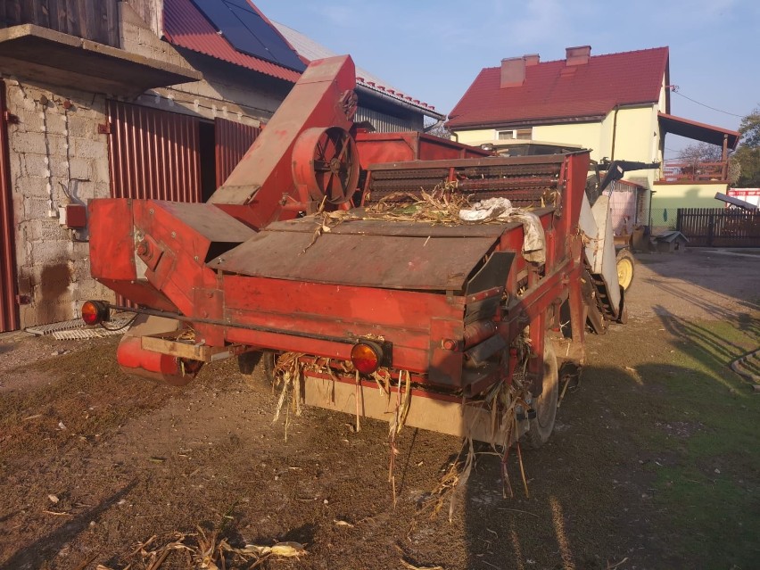 Kobiecie wciągnęło dłoń do kombajnu na kukurydzę....