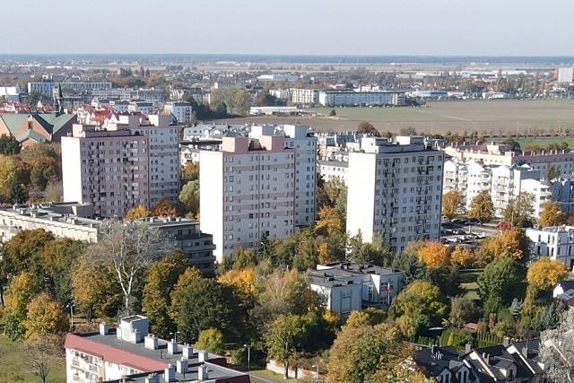 Aż sto tysięcy złotych wynoszą straty w sześciu mieszkaniach w jednym z wieżowców na osiedlu Armii Krajowej w Lesznie
