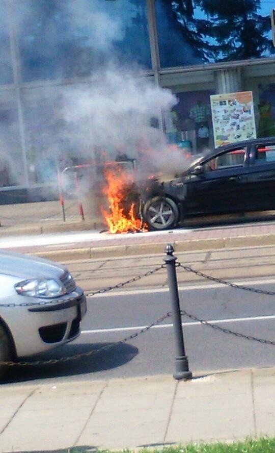 Kraków. Samochód zapłonął w centrum Krakowa [ZDJĘCIA INTERNAUTY]