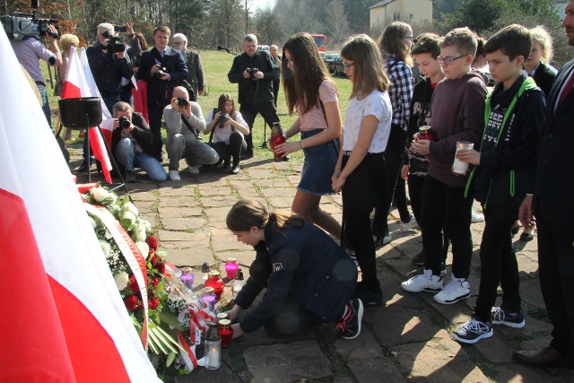 W 8. rocznicę katastrofy smoleńskiej przed obeliskiem przy ulicy Grabinów na kieleckiej Podkarczówce zapalili znicze oraz złożyli kwiaty między innymi uczniowie ze Szkoły Podstawowej numer 25 w Kielcach.