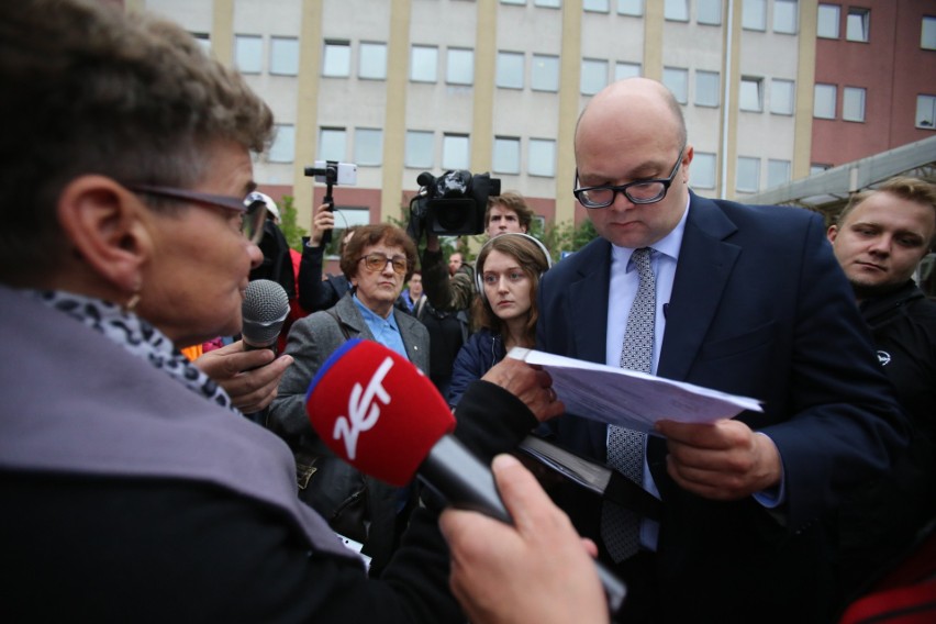 Trwa protest mieszkańców Pszczyny przed siedzibą NFZ....