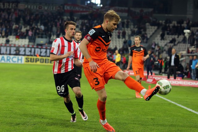 Mateusz Wdowiak, z lewej, w walce z Dorde Cotrą, rozegrał bardzo dobre spotkanie.