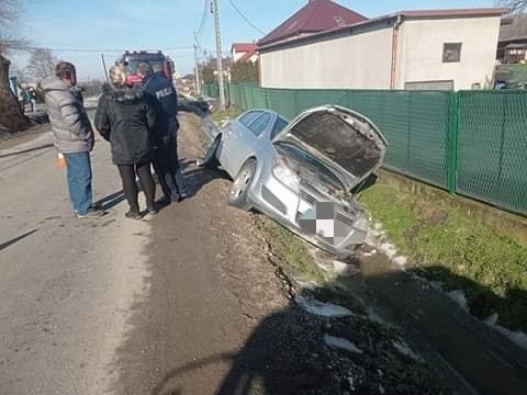 W Pobiedniku Małym doszło do wypadku - zderzenia samochodu...