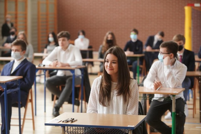 Egzamin ósmoklasisty z języka polskiego 2022 odbył się we wtorek 24 maja. Mamy proponowane odpowiedzi! Sprawdź je na następnych slajdach --->>>